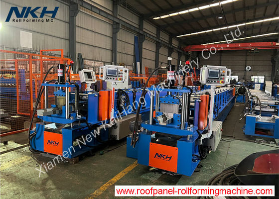 Metalen vormmachine, watergat, flitsend.